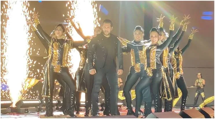 Salman Khan Prays To Upar Wala Before Getting On Stage, Dabangg Star Gives This Reason